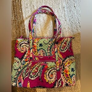 Excellent Condition Like New Vera Bradley Tote Bag in Pink Wildflower Paisley